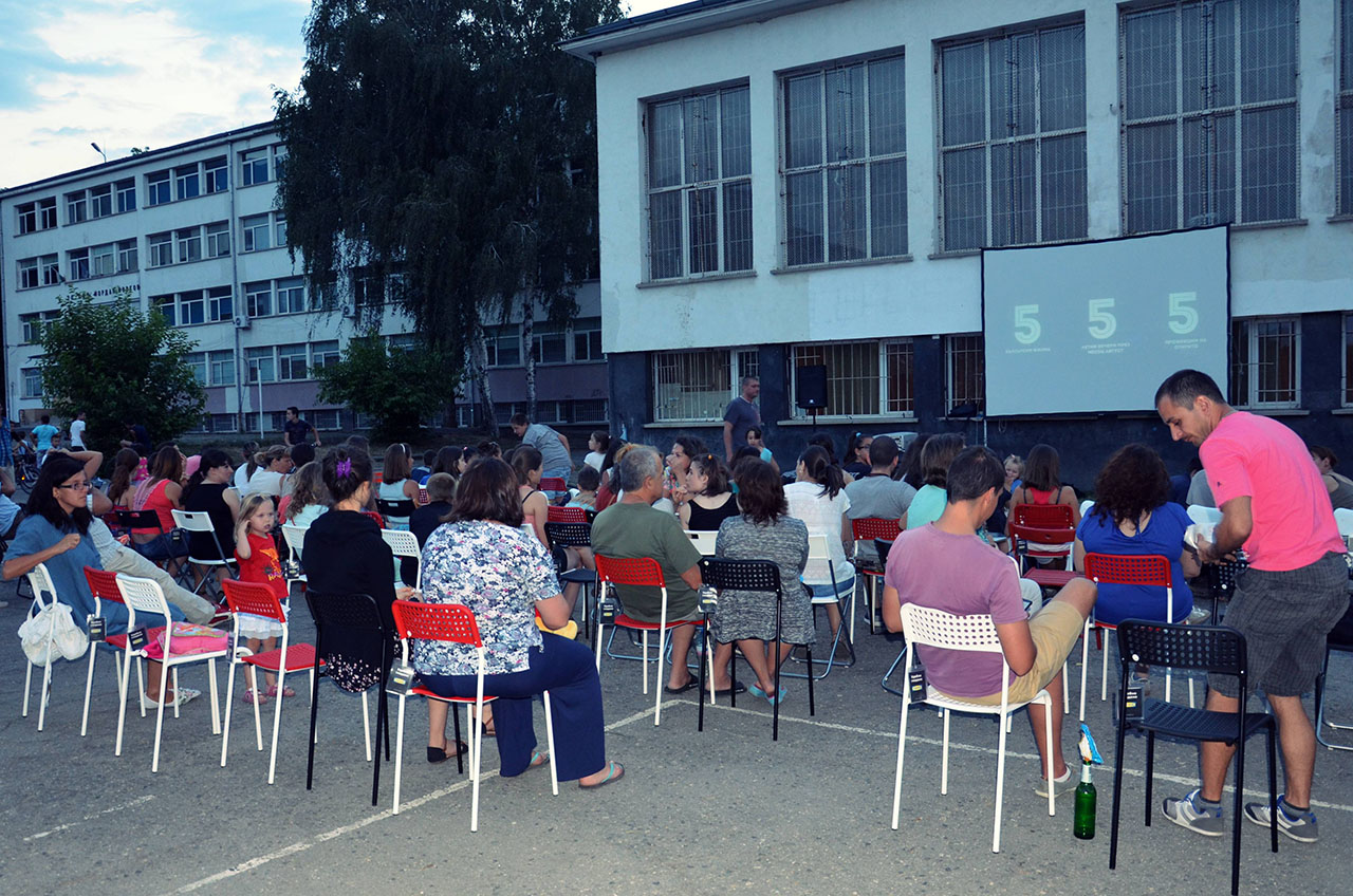 Die Schule „Jordan Jowkow“ in Knjazevo: Normalerweise ein Schulhof – heute ein Freiluftkinosaal. Foto: BR | Isabella Purkart