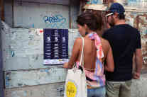 Vor den Vorstellungen wird die Nachbarschaft per Plakat über das „Blok Kino“ informiert. Foto: BR | Isabella Purkart