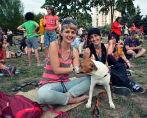 Eli und Kris haben es sich mit Ari auf einer Picknickdecke gemütlich gemacht. Foto: BR | Isabella Purkart
