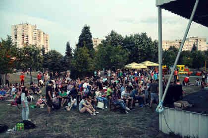 Zur Vorstellung in Mladost haben sich viele Menschen aus der Nachbarschaft versammelt. Foto: BR | Isabella Purkart