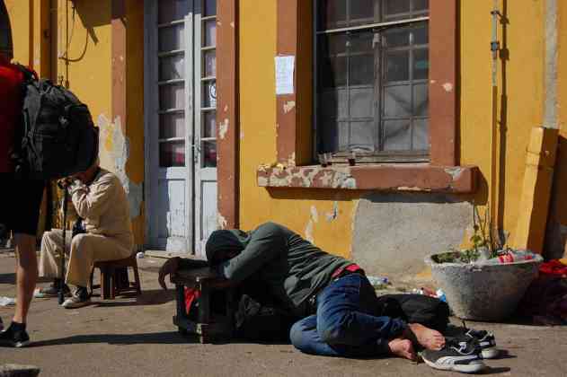 Bahnhof Gevgelija schlafender Fluechtling