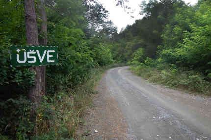 Eine der wenigen Hinweistafeln zum Ort. Foto: BR | Eldina Jasarevic