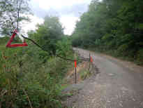 Die Straße ins Dorf wird von der salafistischen Gemeinschaft in Stand gehalten. Foto: BR | Eldina Jasarevic