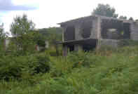 Auf dem Weg nach Osve stehen viele Ruinen aus dem Bosnienkrieg. Foto: BR | Eldina Jasarevic