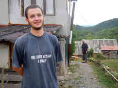 Junger Moslem aus Osve trägt stolz sein T-Shirt mit der Aufschrift: "Islam ist meine Wahl, und deine?" Foto: BR | Eldina Jasarevic