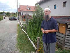 Izet Hadzic vor seinem Haus in Osve. Foto: BR | Eldina Jasarevic
