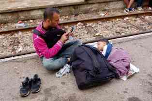 Fluechtlinge am Bahngleis