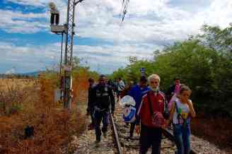 Fluechtlinge auf den Bahngleisen