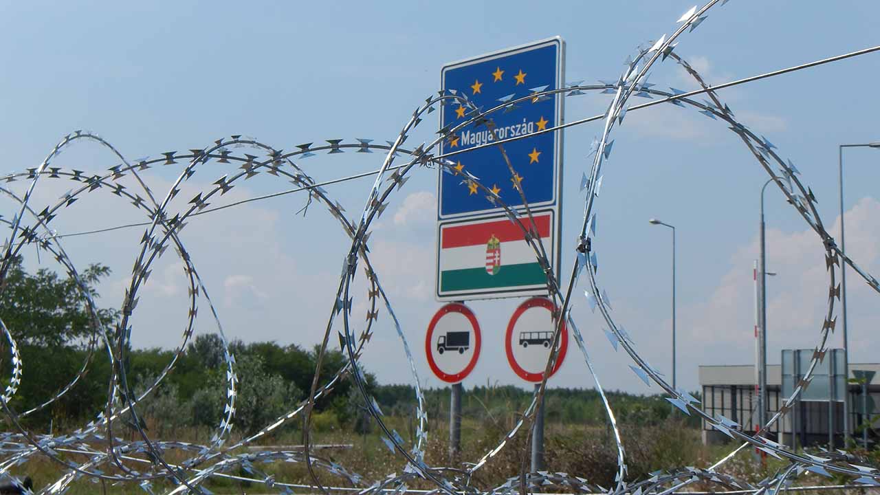 Nach dem Zaunbau soll ein Grenzübertritt über die ungarisch-serbische Grenze nur noch an den Grenzübergängen, wie hier in Asotthalom, möglich sein. Die Regierung rechnet nach der Fertigstellung mit deutlich weniger illegalen Grenzübertritten. Foto: BR | Attila Poth