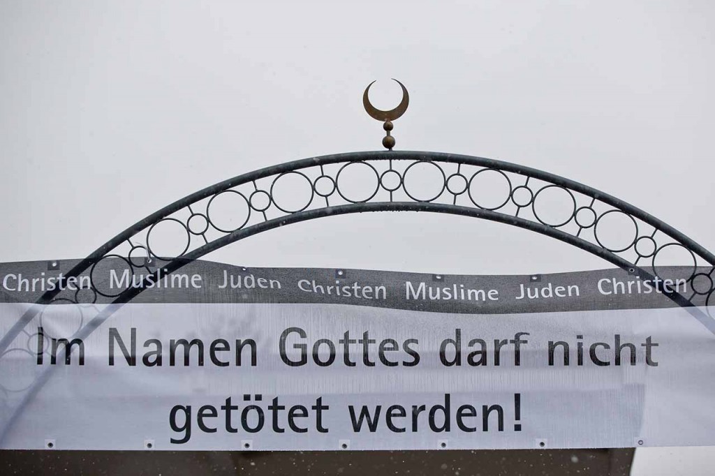 In Deutschland (hier Nürnberg) beziehen die Religionen eine klare Stellung gegen Terrorismus. Das Foto stammt vom 20.01.15 nach den Anschlägen in Paris. Foto: picture alliance/dpa
