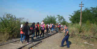 Die Flüchtlingen müssen mehr als 15 Kilometer entlang der Gleise zurücklegen um nach Ungarn zu gelangen. Foto: BR | Attila Poth