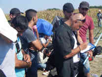 George, Flüchtling aus Syrien registriert sich mit seinem Namen. Er möchte nach Deutschland, dann die Familie aus Damaskus holen. Foto: BR | Attila Poth