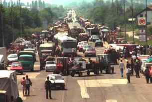 Kroatische Serben fliehen Anfang August 1995 in bosnische Serben-Gebiete. Foto: picture alliance/dpa