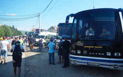 Private Reisebusse bringen die Flüchtlinge für 25 € nach Belgrad. Foto: BR | Schaban Bajrami