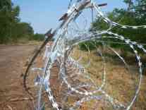 NATO – Stacheldraht: die scharfen Klingen sollen die Flüchtlingen abschrecken. Foto: BR | Attila Poth