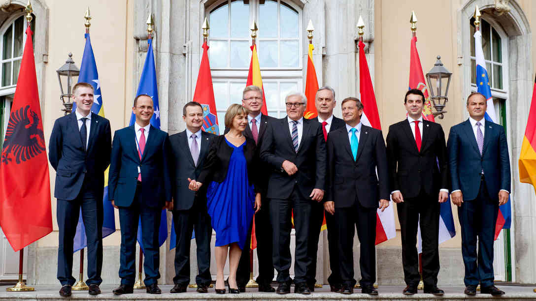 Bundesaußenminister Frank-Walter Steinmeier (6vl, SPD) steht am 28.08.2014 bei der Westbalkan-Konferenz in Berlin beim Gruppenbild mit seinen Amtskollegen (l-r) Igor Luksic (Montenegro), Ditmir Bushati (Albanien), Ivica Dacic (Serbien), Vesna Pusi_ (Kroatien), dem EU-Kommissar für Erweiterung und Europäische Nachbarschaftspolitik Stefan Füle, Zlatko Lagumd?ija (Bosnien und Herzegowina), Karl Erjavec (Slowenien), Nikola Poposki (Mazedonien) und Enver Hoxhaj (Kosovo) zusammen. Bei der Konferenz mit den Regierungschefs, Außenministern und Wirtschaftsministern der sechs Staaten des westlichen Balkans sowie Kroatiens und Sloweniens in Berlin, sollen offene Fragen in der Region aufgegriffen, die Zusammenarbeit der Länder untereinander gestärkt und die Annäherung an Europa behandelt werden. Foto: Bernd von Jutrczenka/dpa +++(c) dpa - Bildfunk+++