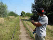Beshir aus Syrien wartet in Horgos. Bis zur ungarischen Grenze sind es etwa 2 Kilometer. Er ist ratlos, weil er erfahren hat, dass die ungarische Polizei alle Flüchtlinge abfängt. Foto: BR | Dejan Stefanovic