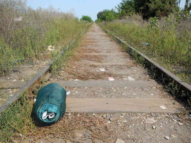 Bahnstrecke zwischen Horgos und Röszke. Spuren der vergangenen Tage. Wurde der Schlafsack verloren? Oder als überflüssiger Balast abgestoßen? Foto: BR | Dejan Stefanovic