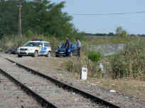 Ungarische Polizei wartet an der Grenzlinie. Alle Flüchtlinge, die sich zu diesem Zeitpunkt über die Gleise begeben haben, kehrten zurück oder entschieden sich im Gebüsch zu warten. Foto: BR | Dejan Stefanovic