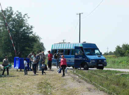 Die Flüchtlinge werden in kleineren Gruppen zur Bahnstrecke gebracht - die Mehrheit wartet auf den Einbruch der Dunkelheit. Foto: BR | Dejan Stefanovic