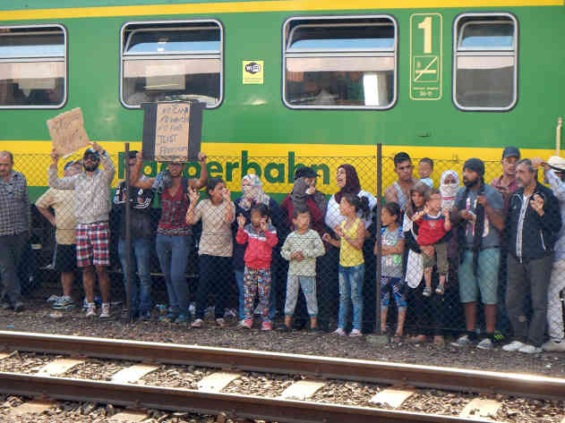 Auch Mütter mit ihren Kindern sind unter den hungerstreikenden Flüchtlingen in Bicske/Ungarn. Foto: BR | Attila Poth
