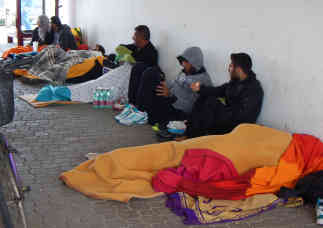 Bicske: Einige haben den Zug verlassen, aber sie bleiben am Bahnhof. Foto: BR | Attila Poth