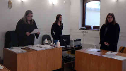 Das Urteil: Die Richterin (li.) erklärt weshalb Hasan Ungarn verlassen muss. Foto: BR | Attila Poth