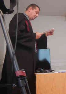 Der Staatsanwalt verliest die Anklage. Ein Dolmetscher übersetzt alles für den Mann aus Syrien. Foto: BR | Attila Poth