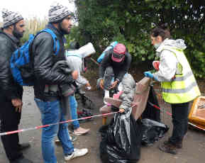 Freiwillige versorgen eine Flüchtlingsfamilie mit Socken. Foto: BR | Srdjan Govedarica