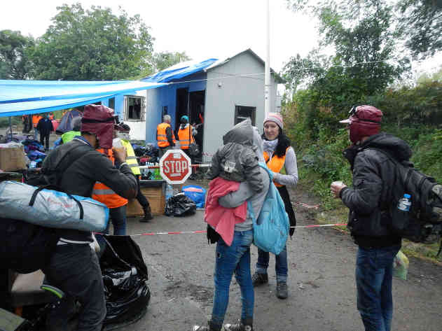 Letzte Stärkung vor dem Grenzübergang. Foto: BR | Srdjan Govedarica