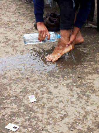 Freiwillige verteilen Wasser für geschundene Füße. Foto: BR | Srdjan Govedarica
