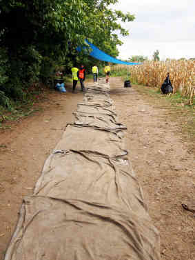 Der Weg der Flüchtlinge: Decken gegen die Rutschgefahr und Planen als Regenschutz. Foto: BR | Srdjan Govedarica