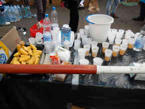 Heißer Tee und Bananen als Stärkung für die Flüchtlinge. Foto: BR | Srdjan Govedarica