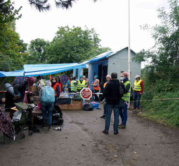 Freiwillige versorgen Flüchtlinge mit Tee und warmer Kleidung. Foto: BR | Srdjan Govedarica