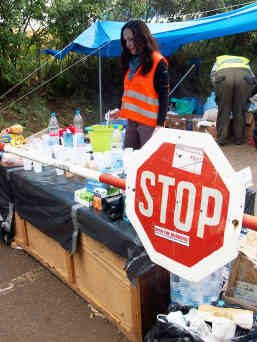 Jidka aus Prag verteilt Tee an Flüchtlinge. Foto: BR | Srdjan Govedarica
