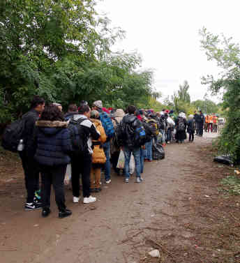 Eine Gruppe von Flüchtlingen unmittelbar vor der Einreise nach Kroatien. Foto: BR | Srdjan Govedarica