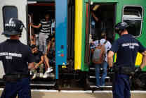 Ein Zug der losgefahren ist, sollte eigentlich nach Sopron an die österreichische Grenze fahren. Foto: picture-alliance/dpa