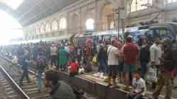 Sofort sind die Flüchtlinge in die Züge geströmt. Losgefahren sind sie jedoch vorerst nicht. Foto: BR | Susanne Glass