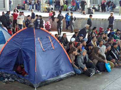 Hunderte Menschen warten in der Taxischlange auf die Weiterfahrt nach Wien. Foto: BR | Jutta Prediger