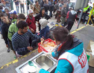 Essensausgabe für Flüchtlinge in Nickelsdorf. Foto: BR | Jutta Prediger