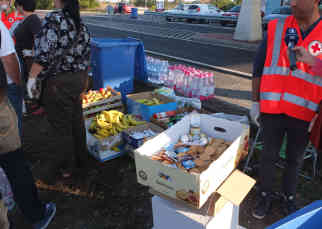 Ehrenamtliche Helfer aus Ungarn, Österreich und Deutschland arbeiten Hand in Hand. Es gibt Wasser, Obst, Kekse... Foto: BR | Jutta Prediger