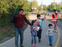 Kurz vor dem Schild „Republik Österreich“ erreichen sie eine Versorgungsstation. Foto: BR | Jutta Prediger