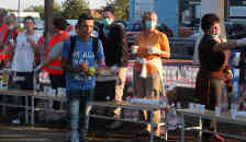 Vor allem die Kinder bekommen Obst in die Hand gedrückt. Foto: BR | Jutta Prediger