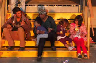 Direkt vor Nickelsdorf wurde eine Art Auffanglager für Tausende errichtet. Foto: BR | Jutta Prediger