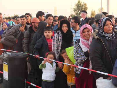 Doch die meisten wollen so schnell wie möglich weiter und stellen sich in eine der ewigen Warteschlangen für die Busse. Foto: BR | Jutta Prediger