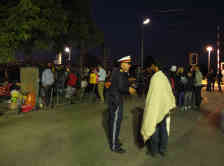 Dieser Polizist ist seit 1 ½ Tagen am Nickelsdorfer Bahnhof im Einsatz. Foto: BR | Jutta Prediger