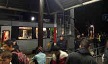 Mit Bussen oder mit den immer selteneren Sonderzügen wollen die Menschen von Nickelsdorf nach Wien oder Salzburg mit dem Ziel Deutschland. Foto: BR | Jutta Prediger