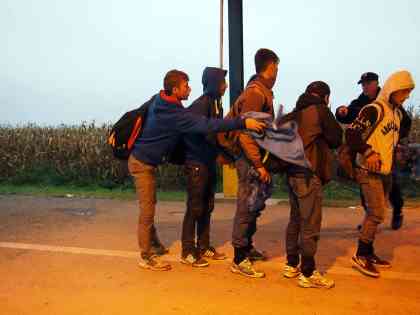 Die Flüchtlinge müssen sich in Zweierreihen aufstellen. Die kroatische Polizei leitet sie dabei an, nicht unfreundlich aber bestimmt. Foto: BR | Srdjan Govedarica