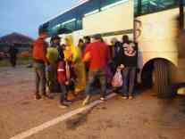 Nach der Ankunft sortieren die Flüchtlinge ihr Hab und Gut. Was nicht unbedingt für die nächste Etappe gebraucht wird, landet im Müll. Foto: BR | Srdjan Govedarica