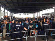 ... Gruppen von 20 Personen dürfen immer wieder passieren. Foto: BR | Jutta Prediger